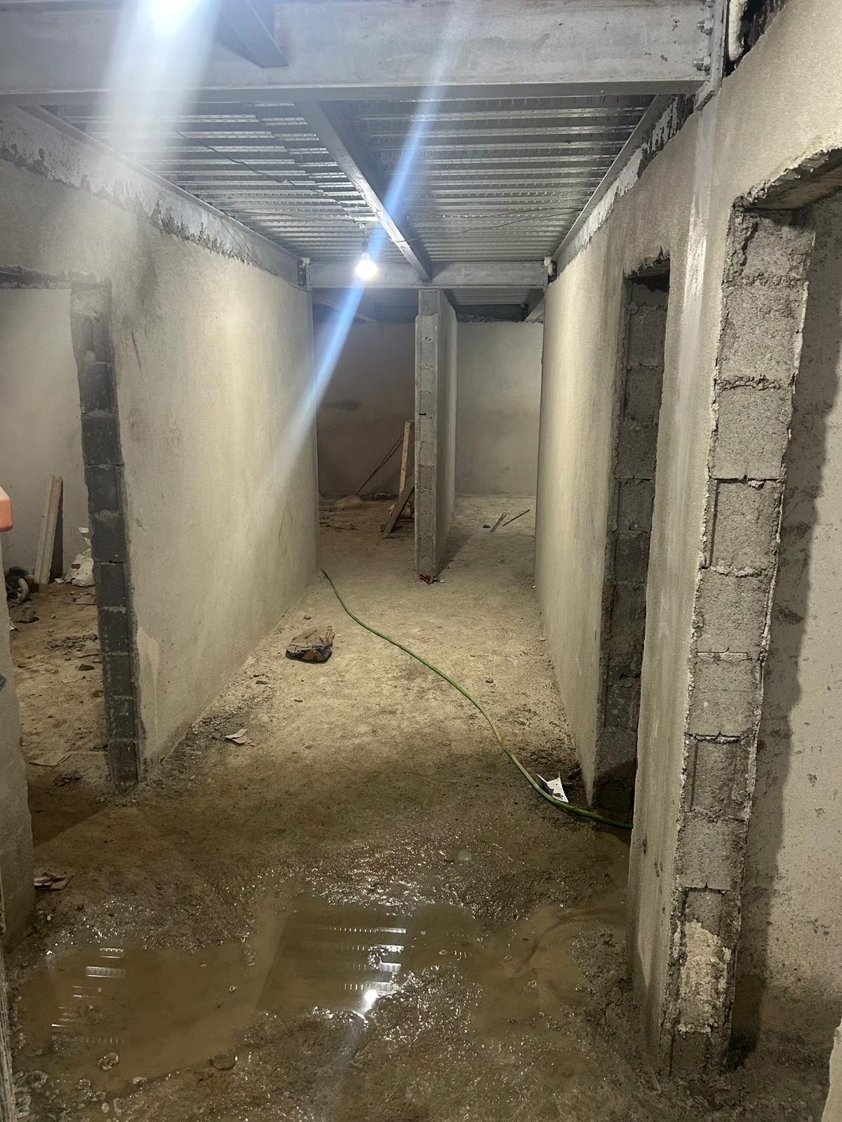 Interior em obra durante reabilitação de edifício em Lisboa