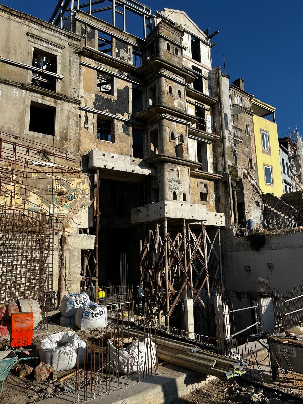 Fachada histórica em processo de reabilitação
