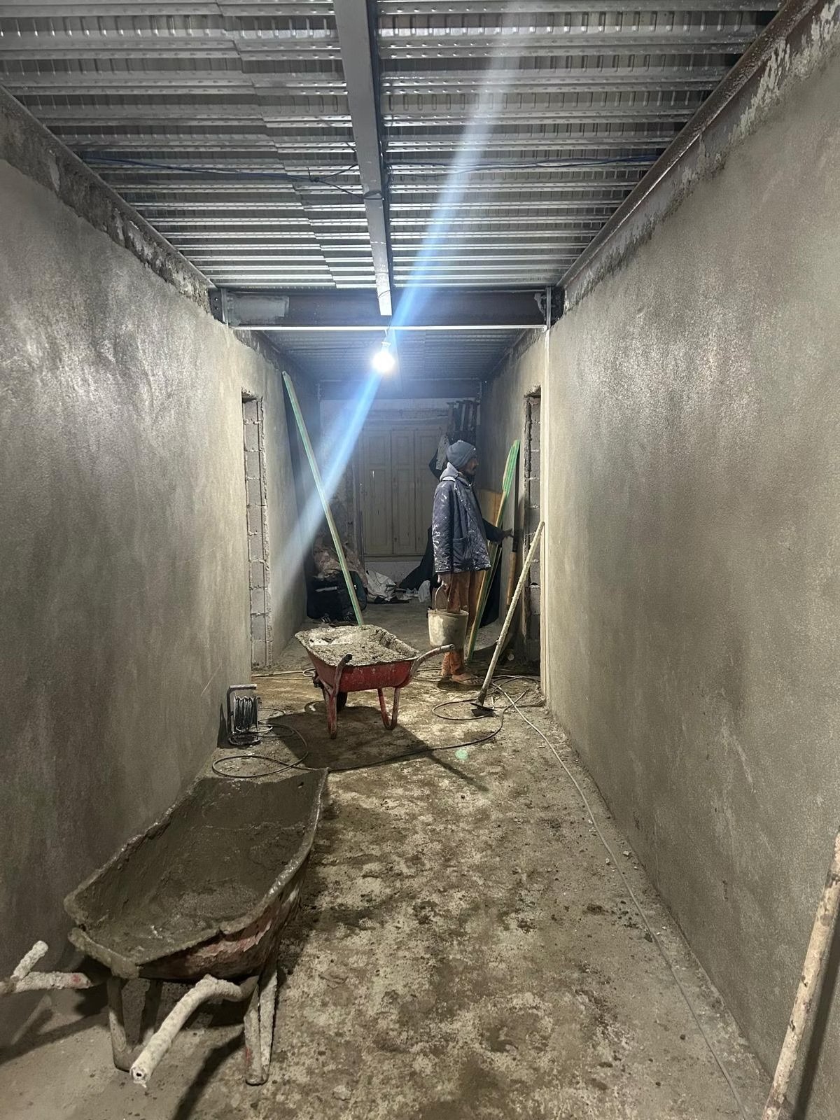 Execução de estrutura interior em corredor de obra