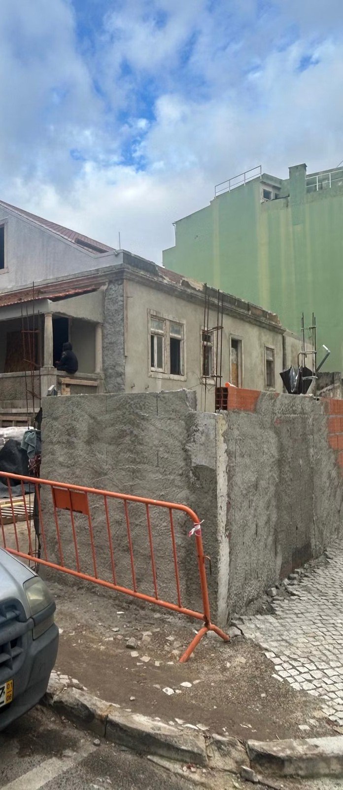 Fachada de edifício histórico em reabilitação, vista da rua